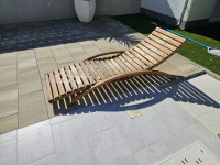 Drvene ležaljke i stolići