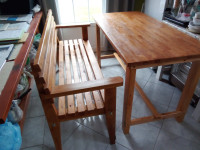 Drveni stol i dvije klupe