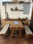 Drveni stol i klupe
