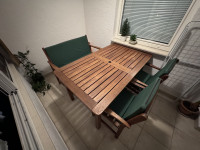 Drveni stol sa stolicama i jastucima / Idealan za terasu ili balkon
