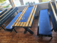 drveni stolovi i klupice sa jastucima