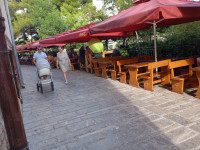 Drveni stolovi i klupe (terasa, suncobrani)