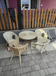 Drveno pleteni rasklopivi stol i 4 stolice