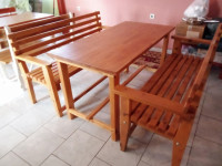 Stol i dvije klupe