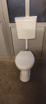WC školjka sa WC daskom i geberit vodokotlić.