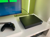 ** Xbox One X, 1TB - HITNO, PRILIKA **