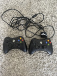 Xbox 360 kontroleri crni s baterijom na punjenje i dva bijela normalna