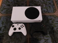Xbox Series S + 2 kontrolera sa punjivim baterijama