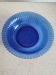 Plava staklena zdjela promjera 24,5 cm i visine 6,5 cm
