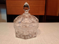 Staklena posuda s poklopcom za bombone