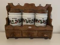 Starinske posude za sol, šećer i kavu sa  drvenom  policom