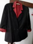 Crni sako s crvenom podstavom i košuljom