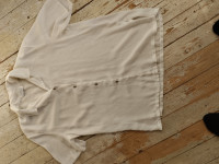 Bijela bluzica sa zlatnim gumbićima