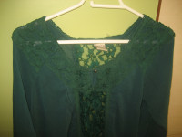 SMARAGDNO ZELENA BLUZICA S ČIPKOM L-XL