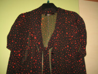 CRNA KOŠULJA - BLUZA NA CRVENE TOČKICE VEL.40 NOVO