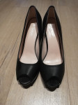 Crne cipele na petu