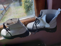 Ženske cipele,u stilu Martensica,bijele,br.40,malo nošene,odl.očuvane.