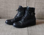 Čizme niske crne prava koža, br. 40 (25,5 cm), 10 eura. Zg