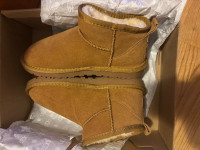 UGG. Nove. Broj 35/36. Dobivene na poklon(male)