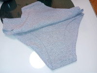 2 komada sive gaćice vel.L za 5 eur oboje