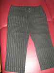 Capri rastezljive hlače na prugice, veličina 26