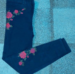 Crne traperice na crvene ruže