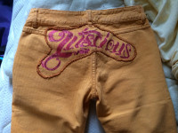 Nove Urban Republic capri traper hlače