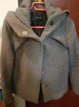 Sivi trendy kaputic jaknica Zara 38 sa predivnom velikom kapuljacom