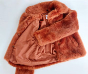 Topla, moderna, nenošena – Bershka