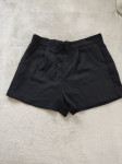 Kratke crne hlače