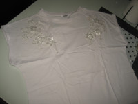 BIJELA MAJICA S CVJETNOM APLIKACIJOM VEL. L NOVO