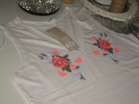 BIJELA MAJICA S CVJETNIM APLIKACIJAMA - NOVO VEL.40