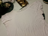BIJELA MAJICA S VOLANIMA NA RUKAVIMA vel 38/40