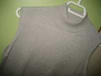 C&A SREBRNA MAJICA S DISKRETNIM ŠLJOKICAMA VEL. 40/42