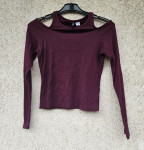 Bordo majica dugih rukava s otkrivenim ramenima.