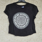 Crna crop majica s mističnim printom bijelog mandala dizajna i znakovi
