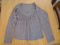 Smeđa majica na sitne cvjetiće