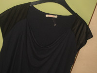 PLAVA MAJICA S KOŽNIM DETALJIMA VEL.40/42