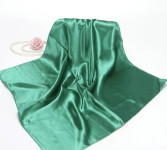 ZELENA SATENSKA MARAMA 60 X 60 cm