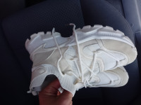 KM br 40  kvalitetne udobne tenisice