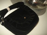 CRNA PLIŠANA BARŠUNASTA TORBA S VOLANIMA - NOVO