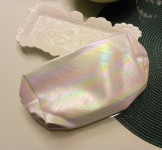 BIJELA KOZMETIČKA TORBICA S SEDEFASTIM ODSJAJEM - NOVO