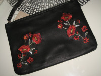 NOVA CRNA TORBA S CVJETNOM APLIKACIJOM - NOVO