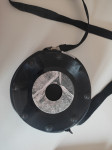 Crna torbica oblika gramofonske ploče