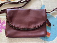 Smeđa torbica preko ramena