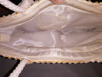 Ženska torbica atraktivnoj izgleda nova