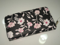 STRADIVARIUS CRNI CVJETNI NOVČANIK - NOVO