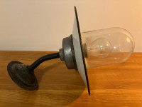 Vintage industrijska zidna lampa