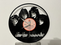 Divlje Jagode sat na gramofonskoj ploči