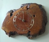 Zidni sat od komada drva - mamutovac